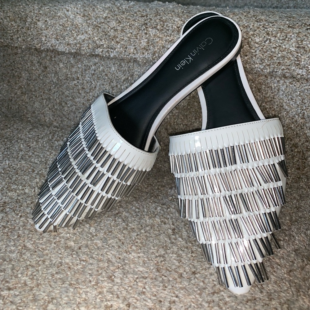 Pointed toe slippers